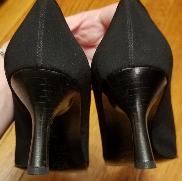 Gastone Lucioli black heels w/patent leather bow - Picture 7 of 8